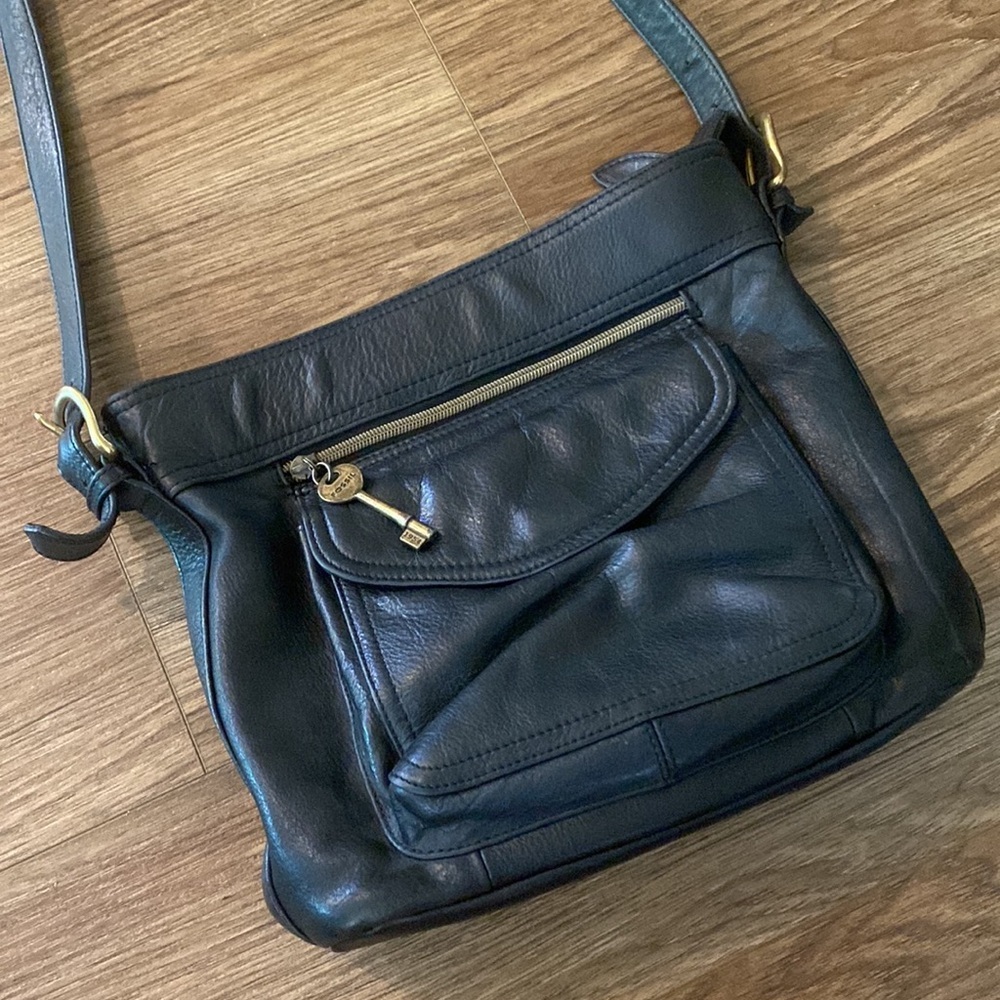 Vintage Black leather fossil shoulder bag 75082 Y2K 90’s classic minimalist boho